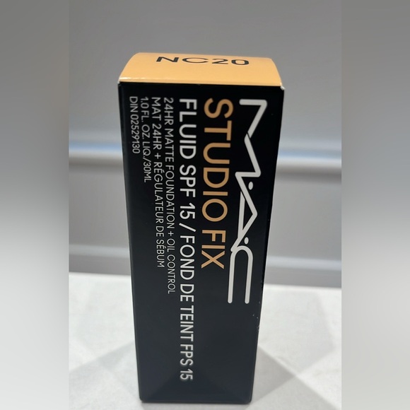 MAC Studio Fix Foundation NC 20 - Picture 2 of 3